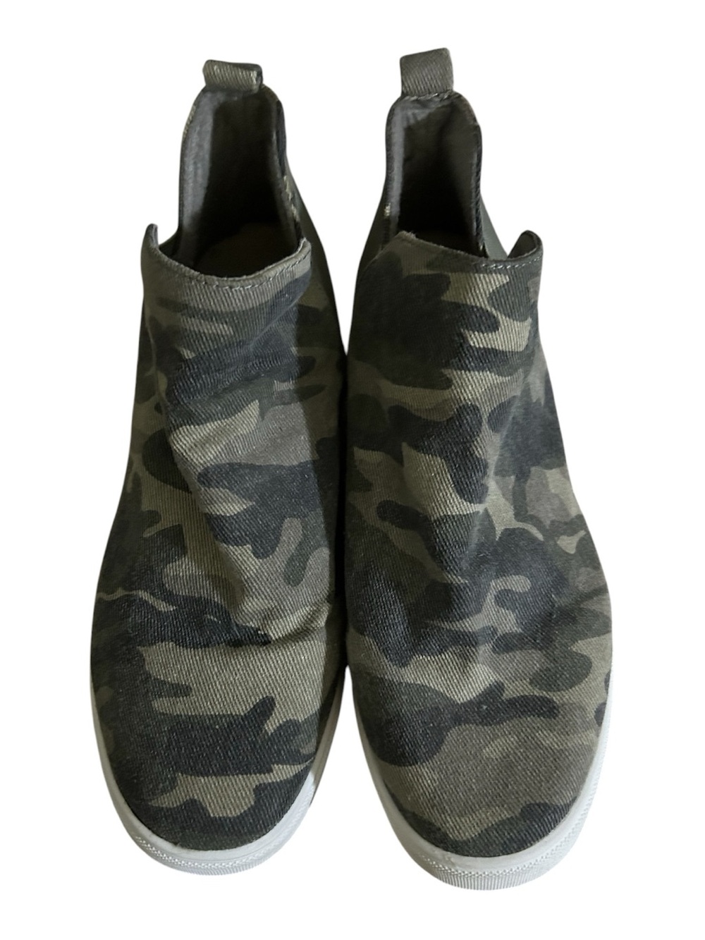 Soda camouflage high pull on top sneakers 8.5
